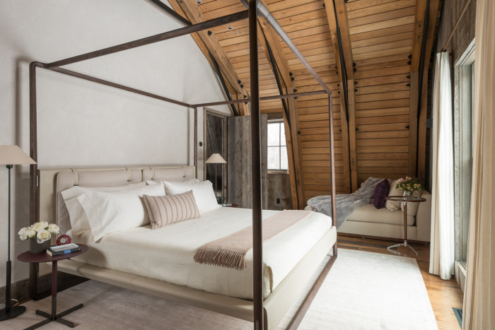 Уютная спальня позволит максимально расслабиться (The Barn, Вайоминг). | Фото: onekindesign.com. Уютная спальня позволит максимально расслабиться (The Barn, Вайоминг). | Фото: onekindesign.com.