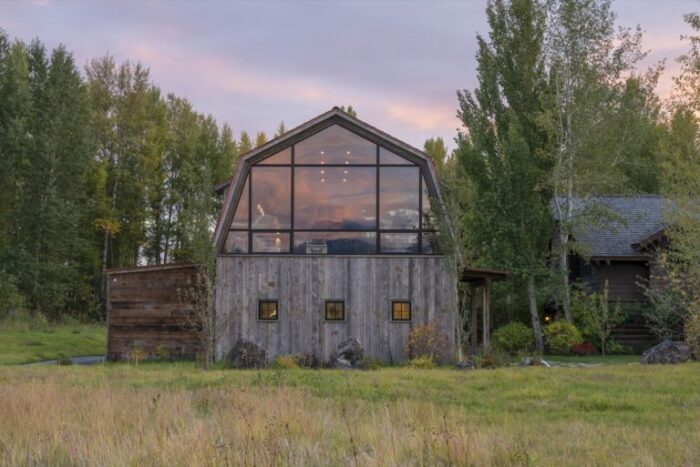 Торцевая стена мансардной части заменена стеклом (The Barn, Вайоминг). | Фото: countryliving.com. Торцевая стена мансардной части заменена стеклом (The Barn, Вайоминг). | Фото: countryliving.com.
