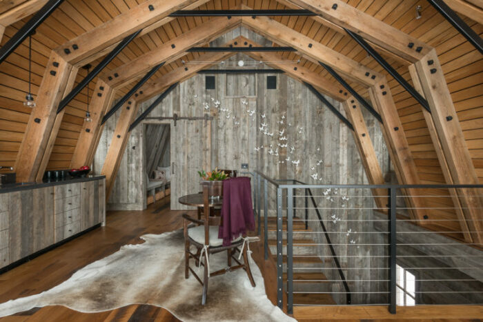 Скромная обеденная зона расположена прямо у лестницы (The Barn, Вайоминг). | Фото: vnexplorer.net. Скромная обеденная зона расположена прямо у лестницы (The Barn, Вайоминг). | Фото: vnexplorer.net.