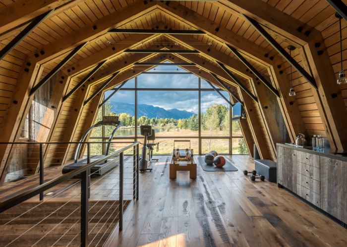 Пространство у панорамного окна занимает тренажерный зал (The Barn, Вайоминг). | Фото: onekindesign.com. Пространство у панорамного окна занимает тренажерный зал (The Barn, Вайоминг). | Фото: onekindesign.com.
