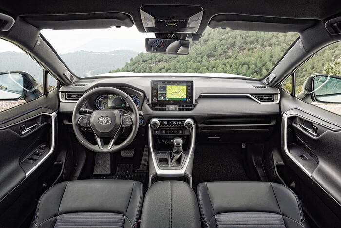 Скромный и лаконичный интерьер Тойота RAV 4/ Фото: uzr.com.ua Скромный и лаконичный интерьер Тойота RAV 4/ Фото: uzr.com.ua