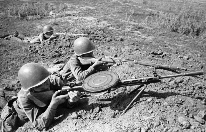 Солдаты сидят в окопах с ДП-27 / Фото: sssr-v-vov.info-vaz.ru Солдаты сидят в окопах с ДП-27 / Фото: sssr-v-vov.info-vaz.ru