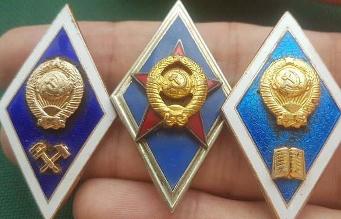 Что за странные значки-ромбики вручали студентам СССР