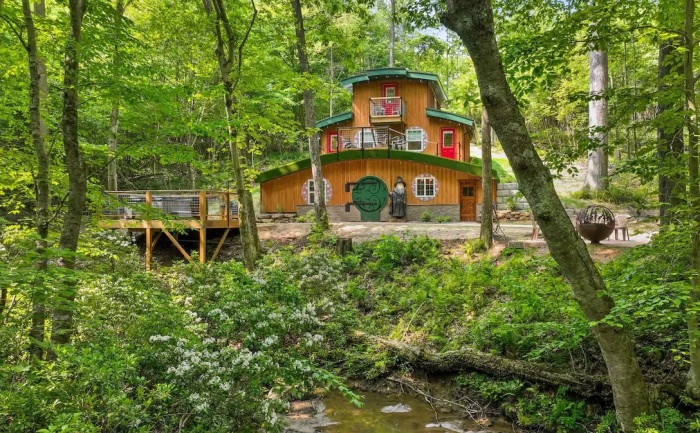 Ohiopyle Hobbit House расположен в живописной природной зоне Фармингтона (США). Ohiopyle Hobbit House расположен в живописной природной зоне Фармингтона (США).