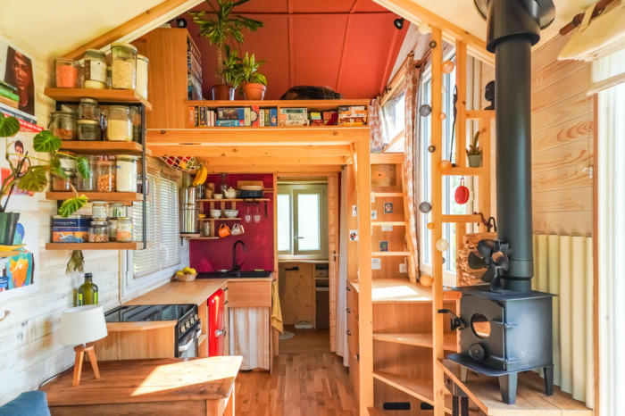 Жилое пространство может похвастаться открытой планировкой. | Фото: livingbiginatinyhouse.com. Жилое пространство может похвастаться открытой планировкой. | Фото: livingbiginatinyhouse.com.