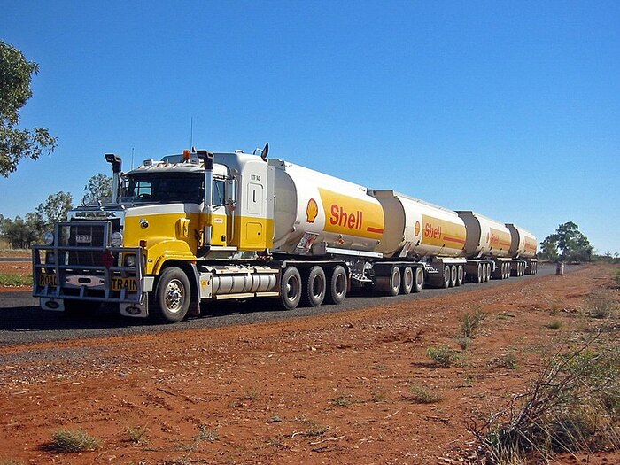 Трехосный седельный тягач Mack Titan/ Фото: wikimedia.org Трехосный седельный тягач Mack Titan/ Фото: wikimedia.org