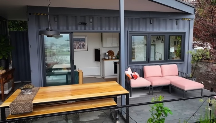 Хотя можно устраивать праздничные обеды или ужины на террасе. | Фото: livingbiginatinyhouse.com. Хотя можно устраивать праздничные обеды или ужины на террасе. | Фото: livingbiginatinyhouse.com.