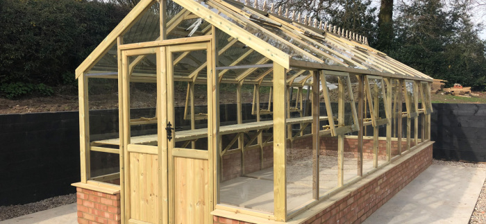 Теплица с деревянными дорожками. Фото: swgreenhouses.co.uk. Теплица с деревянными дорожками. Фото: swgreenhouses.co.uk.