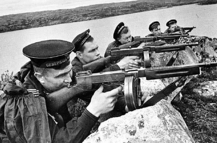 «Томми Ган» на службе красноармейцев/ Фото: ru.rbth.com «Томми Ган» на службе красноармейцев/ Фото: ru.rbth.com