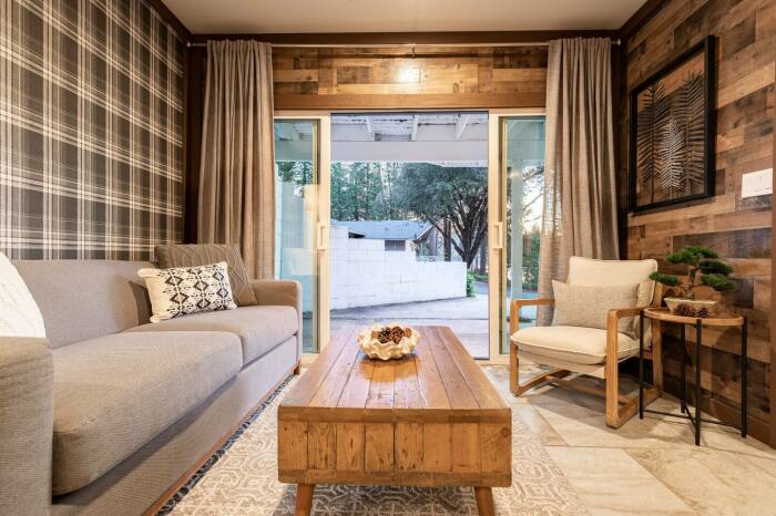 Оригинальная комбинация отделочных материалов (Acorn Falls, США). | Фото: moderntinycabin.com. Оригинальная комбинация отделочных материалов (Acorn Falls, США). | Фото: moderntinycabin.com.