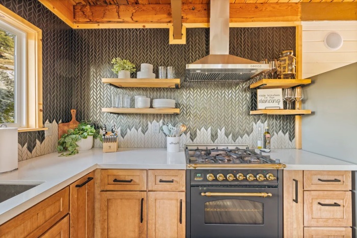 Кухонный фартук стал украшением интерьера (Acorn Falls, США). | Фото: moderntinycabin.com. Кухонный фартук стал украшением интерьера (Acorn Falls, США). | Фото: moderntinycabin.com.