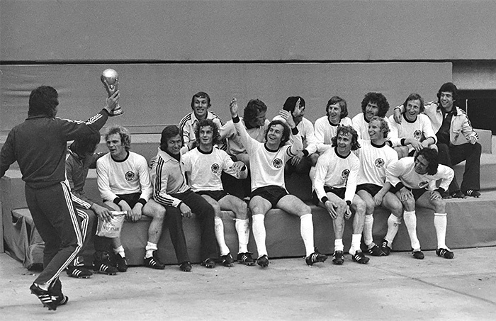 Немецкая сборная по футболу в кроссовках от Адольфа, 1974 год. /Фото: ua.tribuna.com Немецкая сборная по футболу в кроссовках от Адольфа, 1974 год. /Фото: ua.tribuna.com
