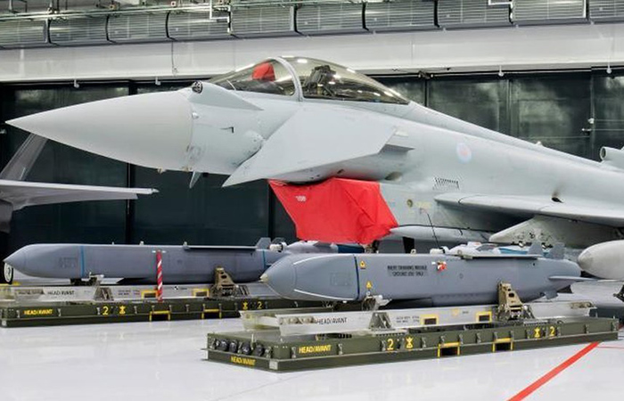 Самолёт снаряжается Storm Shadow./ Фото: bbc.co.uk Самолёт снаряжается Storm Shadow./ Фото: bbc.co.uk
