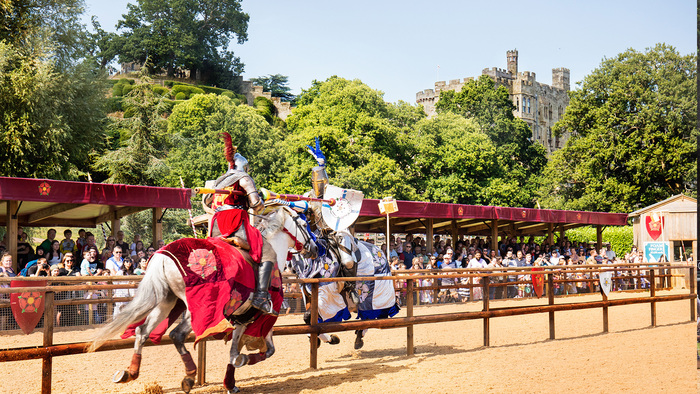 Рыцарский турнир у стен цитадели/ Фото: warwick-castle.com Рыцарский турнир у стен цитадели/ Фото: warwick-castle.com