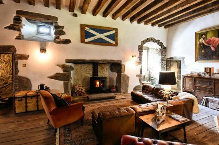 Дизайн гостиной поддерживает общую атмосферу замка. | Фото: loveproperty.com. Дизайн гостиной поддерживает общую атмосферу замка. | Фото: loveproperty.com.