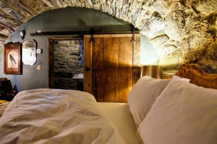 В одной из спальных комнат сохранили средневековый колорит. | Фото: kilmartincastle.com. В одной из спальных комнат сохранили средневековый колорит. | Фото: kilmartincastle.com.