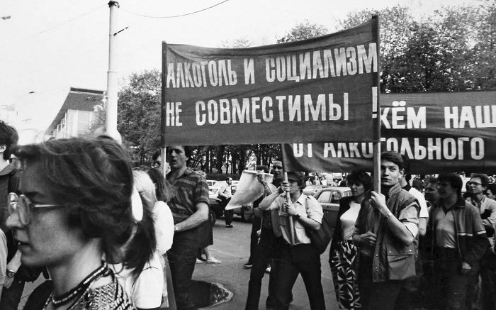 Антиалкогольная кампания Горбачева. / Фото: alternathistory.ru Антиалкогольная кампания Горбачева. / Фото: alternathistory.ru