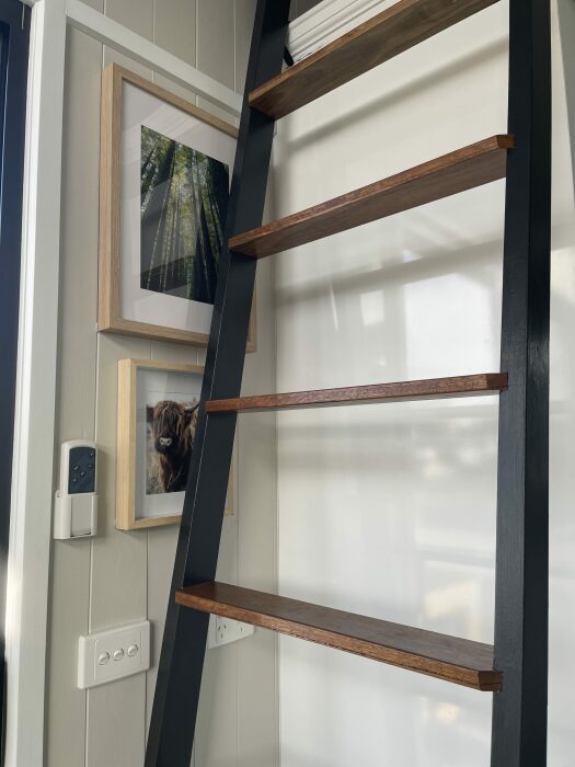 На второй уровень можно попасть по приставной лестнице (4800L Compact). | Фото: homecrux.com. На второй уровень можно попасть по приставной лестнице (4800L Compact). | Фото: homecrux.com.
