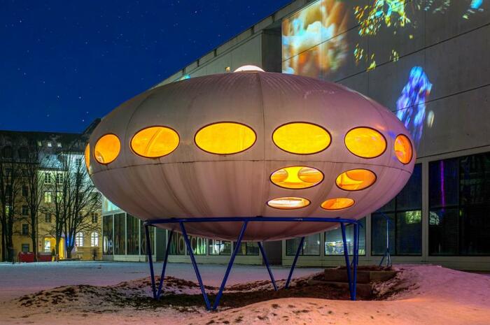 Модель Futuro, установленная перед Музеем современного искусства Пинакотеки в Мюнхене (Германия). | Фото: loveproperty.com. Модель Futuro, установленная перед Музеем современного искусства Пинакотеки в Мюнхене (Германия). | Фото: loveproperty.com.