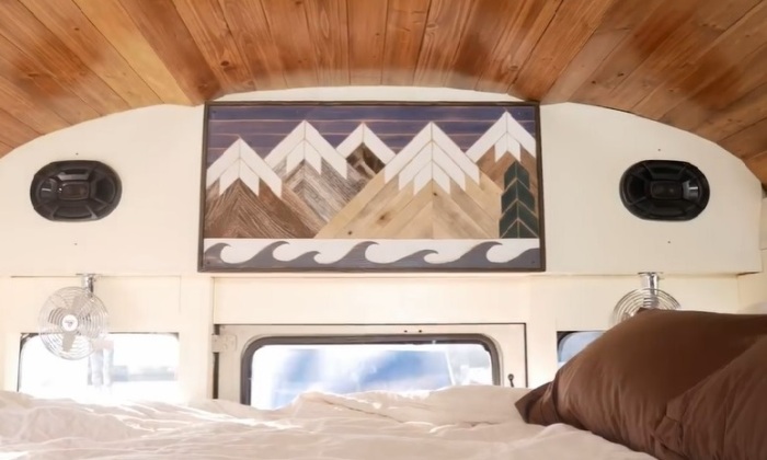 Спальная часть в крошечном доме на колесах (Red rocket, США). | Фото: tinyhousetalk.com. Спальная часть в крошечном доме на колесах (Red rocket, США). | Фото: tinyhousetalk.com.