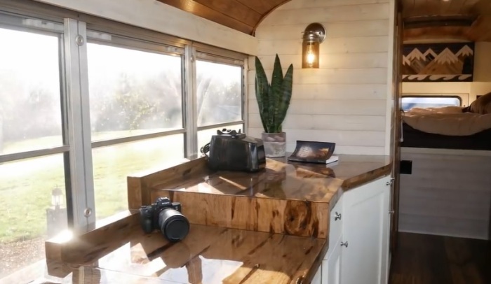 Столешницы из древесины покрыли эпоксидной смолой (Red rocket, США). | Фото: tinyhousetalk.com. Столешницы из древесины покрыли эпоксидной смолой (Red rocket, США). | Фото: tinyhousetalk.com.