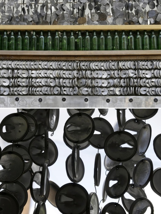 Для украшений The Beer Can House использовались все части банок для пива (США). Для украшений The Beer Can House использовались все части банок для пива (США).