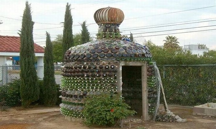 Вот такая беседка получилась из бутылок (Запорожье, Украина). | Фото: ru.pinterest.com. Вот такая беседка получилась из бутылок (Запорожье, Украина). | Фото: ru.pinterest.com.