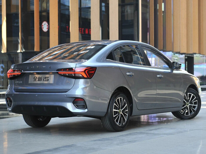 Управлять Roewe i5 можно при помощи голосовых команд/ Фото: china-motors.org Управлять Roewe i5 можно при помощи голосовых команд/ Фото: china-motors.org