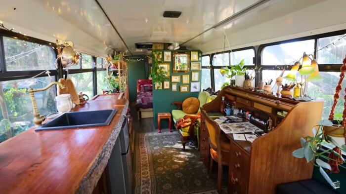 Открытая планировка кухни, гостиной и домашнего офиса. | Фото: livingbiginatinyhouse.com. Открытая планировка кухни, гостиной и домашнего офиса. | Фото: livingbiginatinyhouse.com.