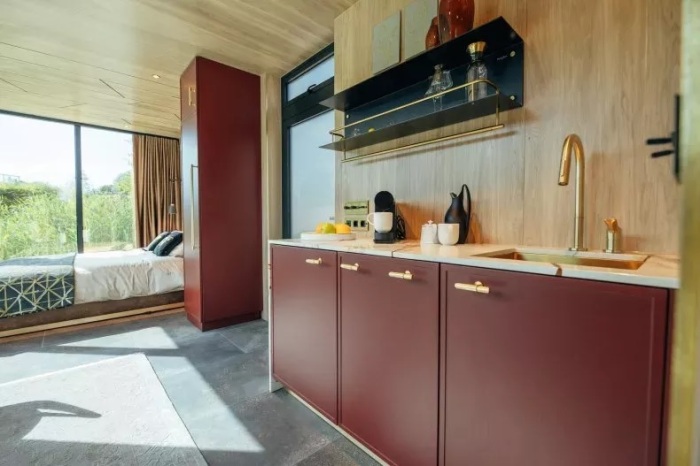 Благоустроенная кухонная зона Golden Tiny House (дизайн-проект). | Фото: newsweek.com. Благоустроенная кухонная зона Golden Tiny House (дизайн-проект). | Фото: newsweek.com.