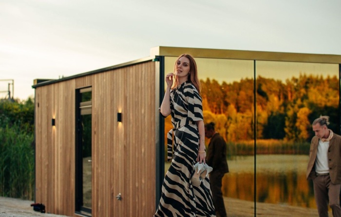 Задний фасад Golden Tiny House облицован натуральным деревом (рендеринг). | Фото: homecrux.com. Задний фасад Golden Tiny House облицован натуральным деревом (рендеринг). | Фото: homecrux.com.