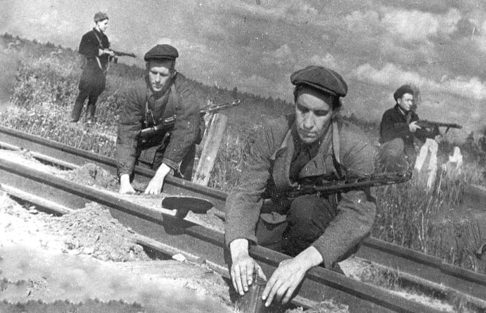 Партизаны готовят диверсию / Фото: vk.com/wall-19965292 Партизаны готовят диверсию / Фото: vk.com/wall-19965292