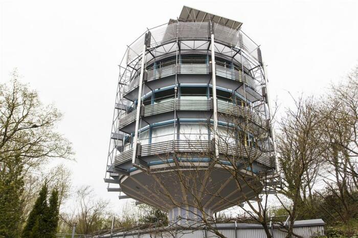 Вращающие механизмы спрятаны в опорной «ножке» Heliotrop Rotating House (Германия). | Фото: lookphotos.com.