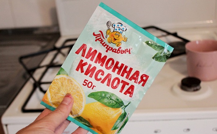 Почистите плиту лимонной кислотой. / Изображение: дзен-канал technotion Почистите плиту лимонной кислотой. / Изображение: дзен-канал technotion