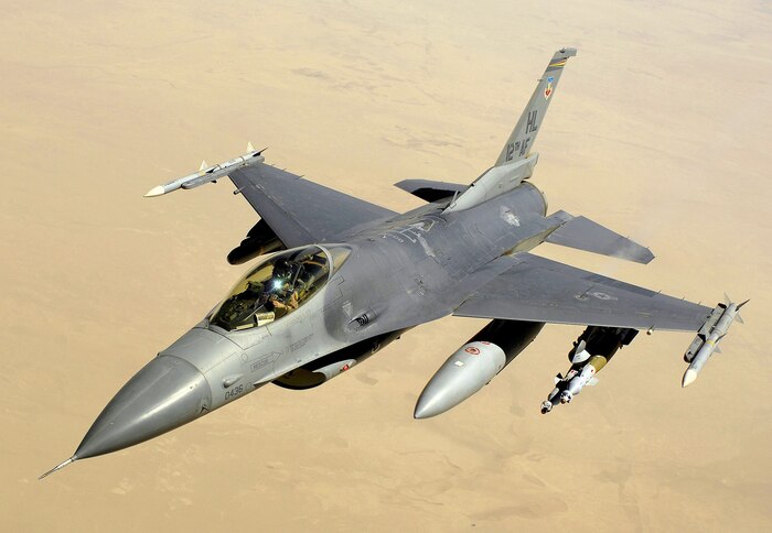 F-16 занимает 15% от всего числа истребителей в своем классе/ Фото: wikimedia.org F-16 занимает 15% от всего числа истребителей в своем классе/ Фото: wikimedia.org