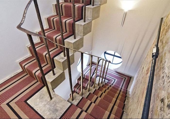 Отреставрировали лестницу, ведущую на самую вершину водонапорной башни (Grand Designs, Лондон). | Фото: onekindesign.com. Отреставрировали лестницу, ведущую на самую вершину водонапорной башни (Grand Designs, Лондон). | Фото: onekindesign.com.