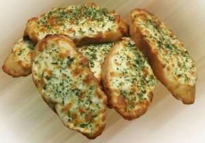 Черствый хлеб с яйцами и сыром