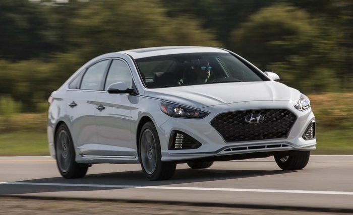 Hyundai Sonata 2018 года стоит порядка 2 млн рублей/ Фото: caranddriver.com Hyundai Sonata 2018 года стоит порядка 2 млн рублей/ Фото: caranddriver.com
