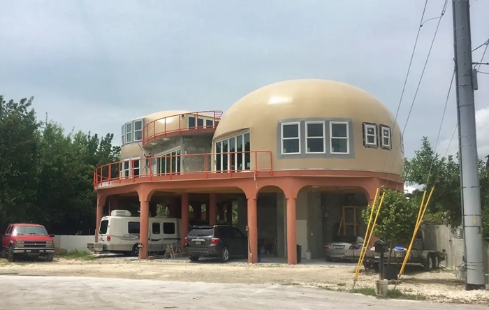 Под 4-метровыми опорами дома обустроили гараж (Tinsley Monolithic Dome, США). | Фото: monolithicdome.com. Под 4-метровыми опорами дома обустроили гараж (Tinsley Monolithic Dome, США). | Фото: monolithicdome.com.