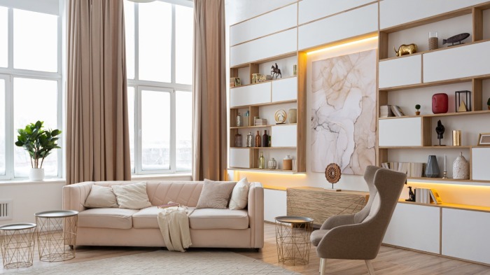 Квартира-студия, обустроенная в светлых тонах и оттенках. Фото: housedigest.com. Квартира-студия, обустроенная в светлых тонах и оттенках. Фото: housedigest.com.