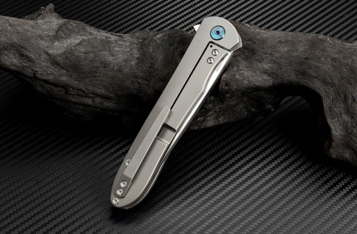 Режущая часть Artisan Shark Damascus Titanium сделана из дамасской стали/ Фото: winauto.ua Режущая часть Artisan Shark Damascus Titanium сделана из дамасской стали/ Фото: winauto.ua