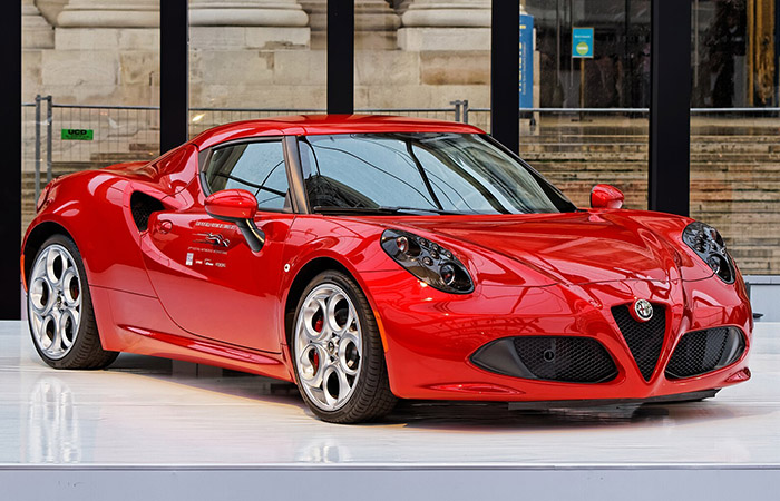 Среднемоторный Alfa Romeo 4C Spider./ Фото: wikipedia.org Среднемоторный Alfa Romeo 4C Spider./ Фото: wikipedia.org