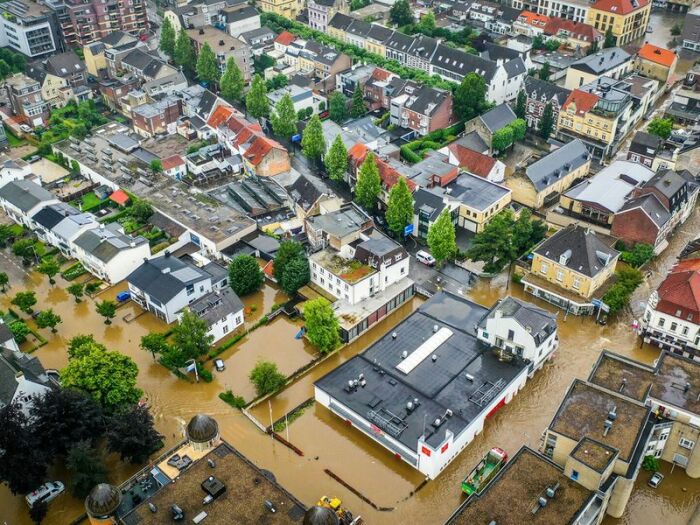 Голландцам постоянно приходится бороться с наплывом стихии. /Фото: news.sky.com Голландцам постоянно приходится бороться с наплывом стихии. /Фото: news.sky.com