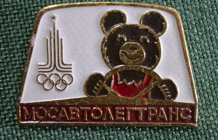 В СССР взрослые и дети носили значки на груди/ фото: auction.ru В СССР взрослые и дети носили значки на груди/ фото: auction.ru