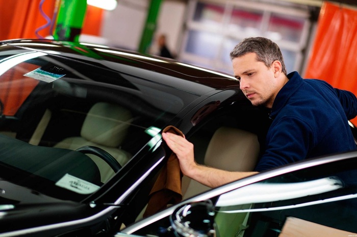 Мытье помогает удалять остатки соли и реагентов/ Фото: freshauto.ru Мытье помогает удалять остатки соли и реагентов/ Фото: freshauto.ru