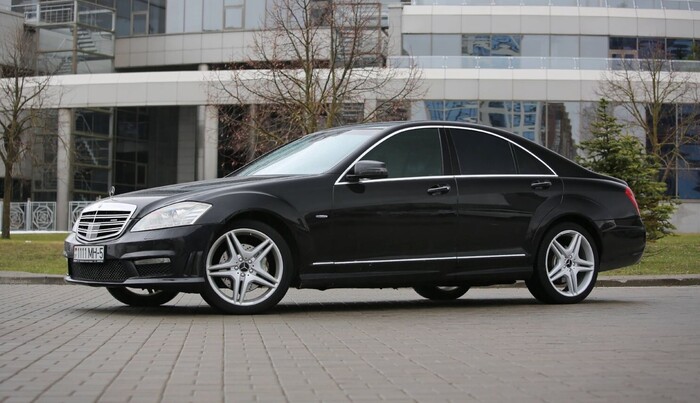 Mercedes-Benz W221 имеет множество элементов, не подверженных ржавчине/ Фото: av.by Mercedes-Benz W221 имеет множество элементов, не подверженных ржавчине/ Фото: av.by
