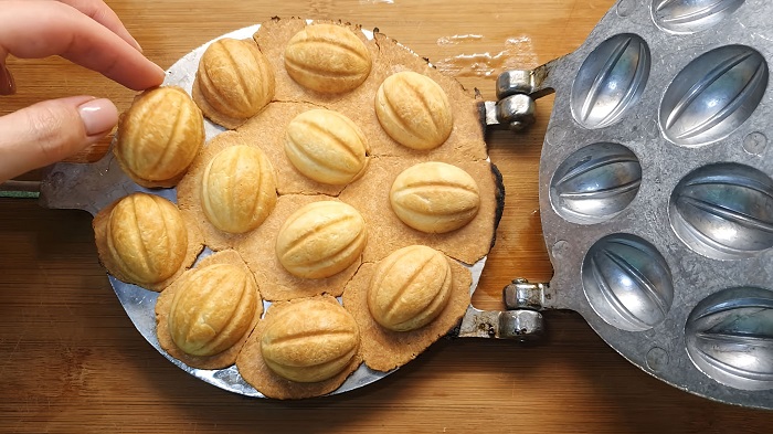 Орешки со сгущенкой готовили в специальной орешнице. / Фото: ecookie.ru Орешки со сгущенкой готовили в специальной орешнице. / Фото: ecookie.ru