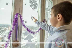 Мальчик смотрит в окно