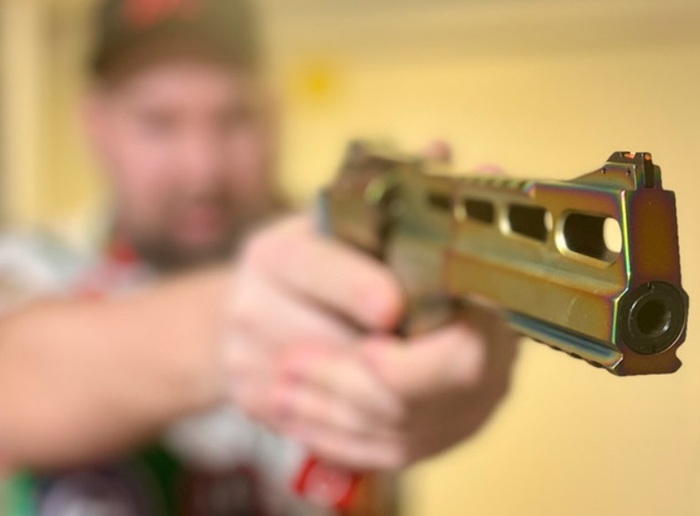 Держать Rhino при выстреле очень удобно/ Фото: weaponland.ru Держать Rhino при выстреле очень удобно/ Фото: weaponland.ru