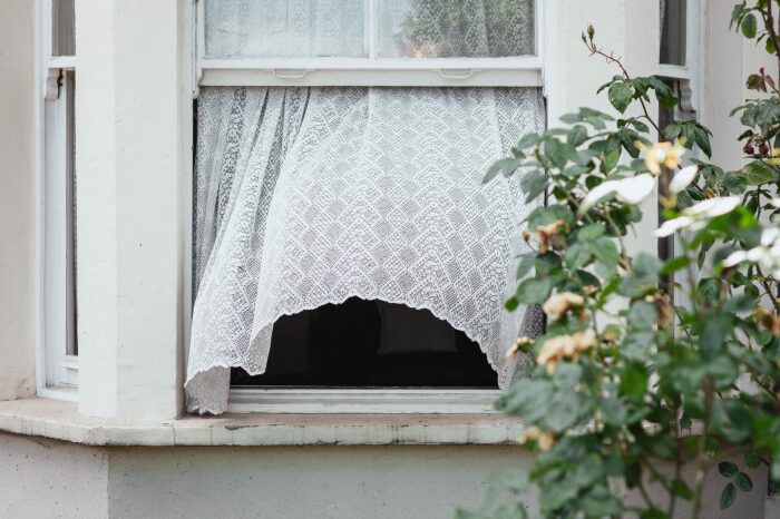 Проветривание - самый простой способ избавиться от запаха табака. Фото: fensterusa.com. Проветривание - самый простой способ избавиться от запаха табака. Фото: fensterusa.com.